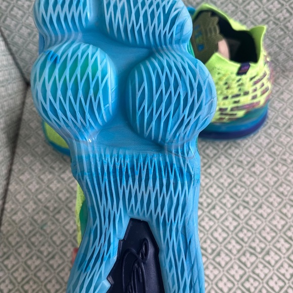 LeBron James XVll main image 6